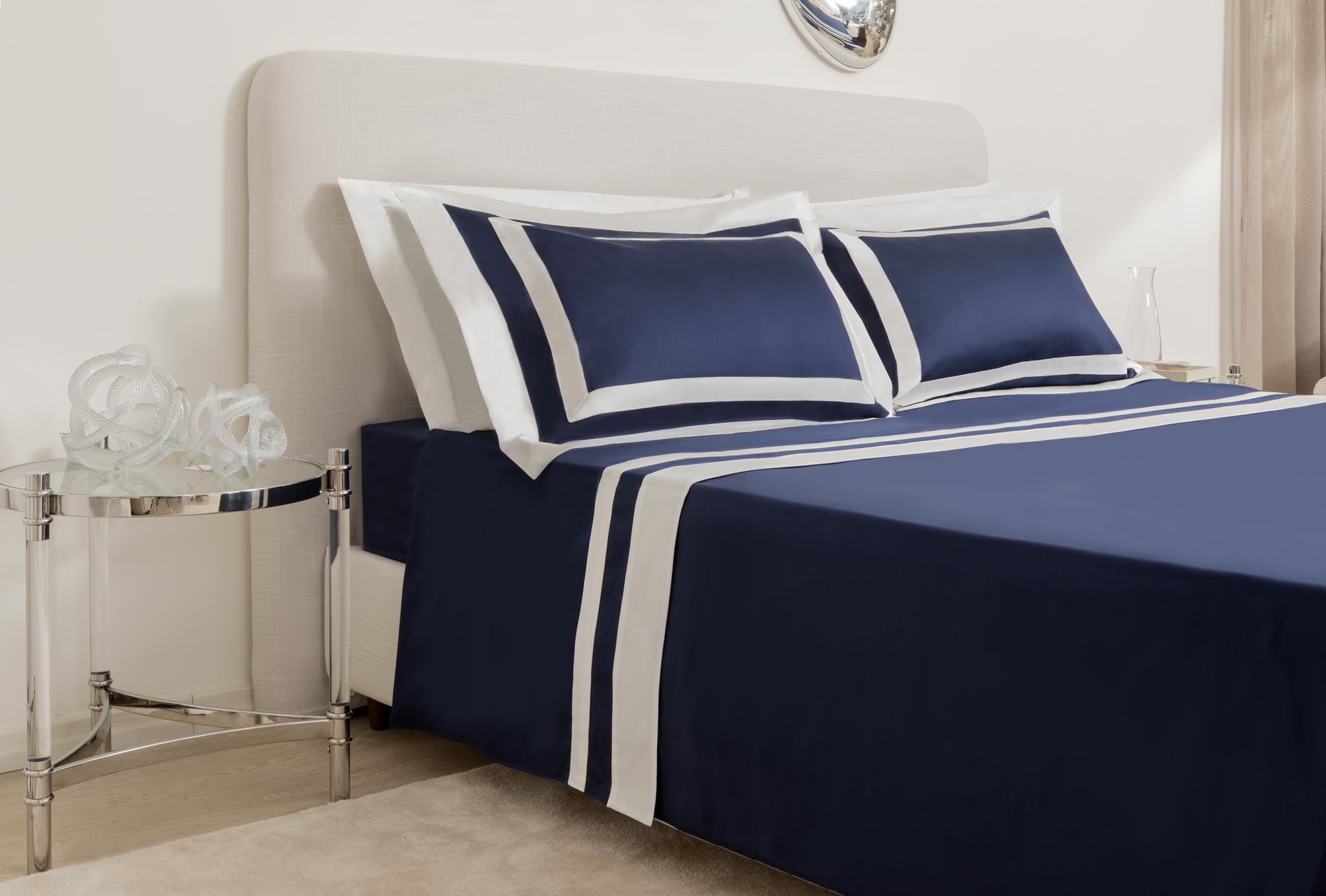 Double completo letto di lusso, blu con bordo bianco a contrasto