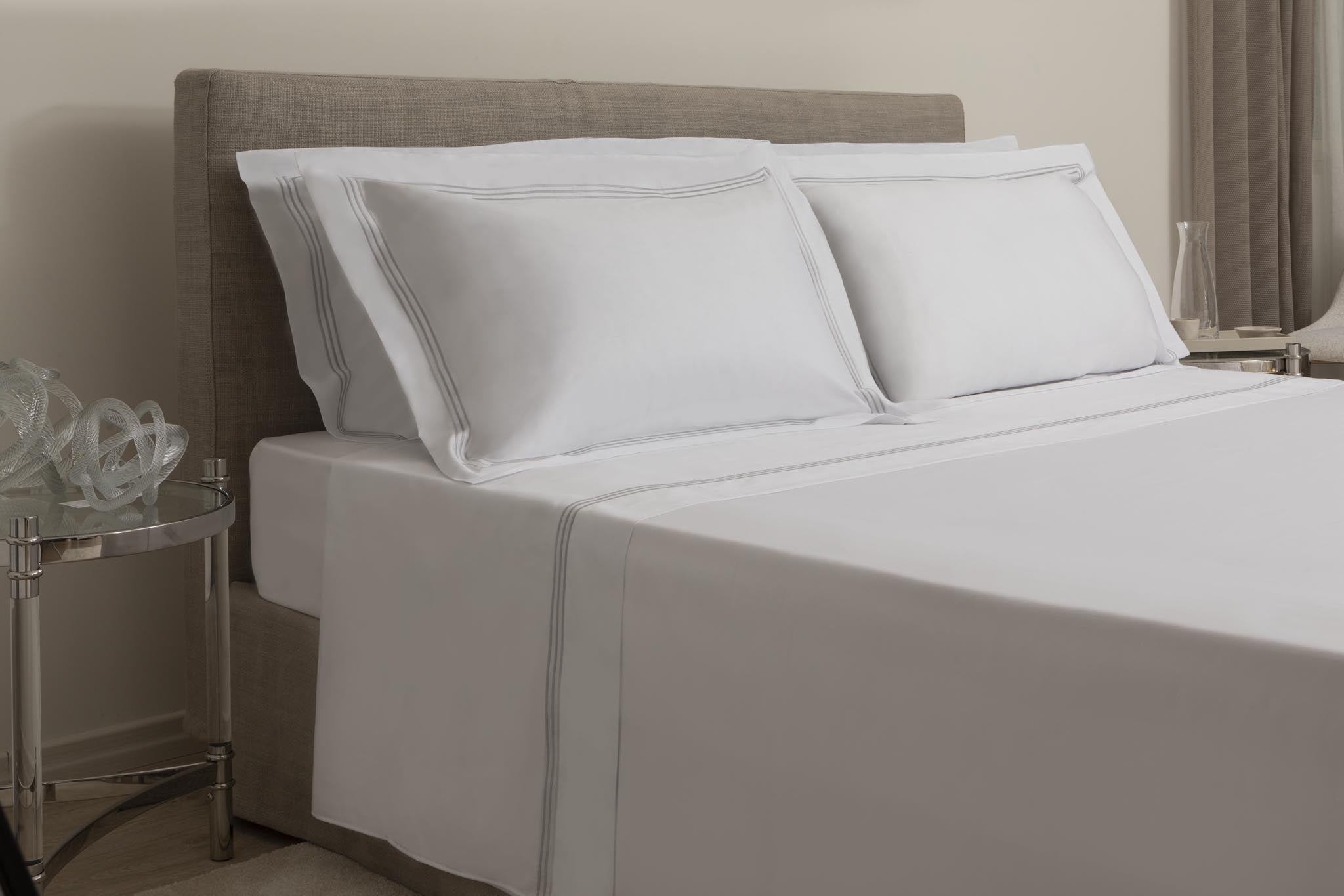 Triplo bourdon completo letto bianco ottico con righe grigie